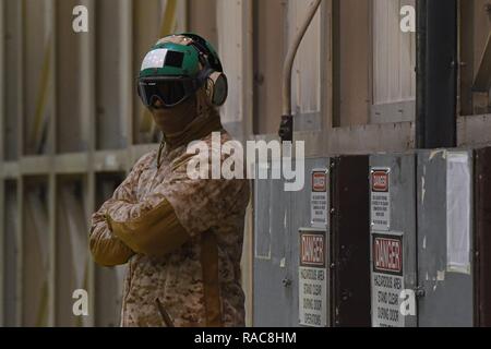 Marines affectés à l'Escadron de chasse marine attaque (VMFA) 121, 3rd Marine Aircraft Wing, déplacer F-35b dans un hangar, le 13 janvier 2017, lors d'un arrêt sur une base commune Elmendorf-Richardson, Alaska, en route vers Iwakuni Marine Corps Air Station, au Japon. VMFA-121 est le premier escadron opérationnel F-35B dans le Corps des Marines, avec son déménagement à 1ère aile d'avion à Iwakuni Marine. Le F-35B a été développé pour remplacer le Corps des Marines F/A-18 Hornet AV-8B Harrier, et EA- 6B Prowler. La version à décollage court atterrissage vertical (STOVL) est un véritable multiplicateur de force. La combinaison unique de furtivité et d'avant-garde Banque D'Images