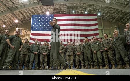 Le Lieutenant-colonel marin J.T. Bardo, commandant de la Marine Fighter Attack Squadron (VMFA) 121, 3rd Marine Aircraft Wing, traite ses marins dans un hangar pendant un arrêt sur Joint Base Elmendorf-Richardson, Alaska, à destination de la Marine Corps Air Station Iwakuni, Japon, le 12 janvier 2017. VMFA-121 est le premier escadron opérationnel F-35B dans le Corps des Marines, avec son déménagement à 1ère aile d'avion à Iwakuni Marine. Le F-35B a été développé pour remplacer le Corps des Marines F/A-18 Hornet AV-8B Harrier, et EA- 6B Prowler. La version à décollage court atterrissage vertical (STOVL) est un véritable multiplicateur de force. L'unique combin Banque D'Images