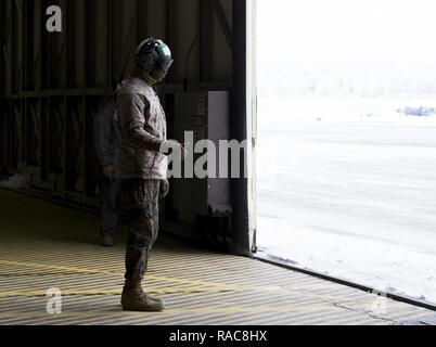 Marines affectés à l'Escadron de chasse marine attaque (VMFA) 121, 3rd Marine Aircraft Wing, déplacer F-35b dans un hangar, le 13 janvier 2017, lors d'un arrêt sur une base commune Elmendorf-Richardson, Alaska, en route vers Iwakuni Marine Corps Air Station, au Japon. VMFA-121 est le premier escadron opérationnel F-35B dans le Corps des Marines, avec son déménagement à 1ère aile d'avion à Iwakuni Marine. Le F-35B a été développé pour remplacer le Corps des Marines F/A-18 Hornet AV-8B Harrier, et EA- 6B Prowler. La version à décollage court atterrissage vertical (STOVL) est un véritable multiplicateur de force. La combinaison unique de furtivité et d'avant-garde Banque D'Images