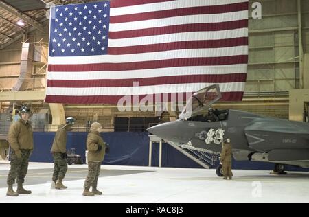 Marines affectés à l'Escadron de chasse marine attaque (VMFA) 121, 3rd Marine Aircraft Wing, déplacer F-35b dans un hangar, le 13 janvier 2017, lors d'un arrêt sur une base commune Elmendorf-Richardson, Alaska, en route vers Iwakuni Marine Corps Air Station, au Japon. VMFA-121 est le premier escadron opérationnel F-35B dans le Corps des Marines, avec son déménagement à 1ère aile d'avion à Iwakuni Marine. Le F-35B a été développé pour remplacer le Corps des Marines F/A-18 Hornet AV-8B Harrier, et EA- 6B Prowler. La version à décollage court atterrissage vertical (STOVL) est un véritable multiplicateur de force. La combinaison unique de furtivité et d'avant-garde Banque D'Images