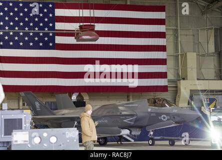 Marines affectés à l'Escadron de chasse marine attaque (VMFA) 121, 3rd Marine Aircraft Wing, déplacer F-35b dans un hangar, le 13 janvier 2017, lors d'un arrêt sur une base commune Elmendorf-Richardson, Alaska, en route vers Iwakuni Marine Corps Air Station, au Japon. VMFA-121 est le premier escadron opérationnel F-35B dans le Corps des Marines, avec son déménagement à 1ère aile d'avion à Iwakuni Marine. Le F-35B a été développé pour remplacer le Corps des Marines F/A-18 Hornet AV-8B Harrier, et EA- 6B Prowler. La version à décollage court atterrissage vertical (STOVL) est un véritable multiplicateur de force. La combinaison unique de furtivité et d'avant-garde Banque D'Images