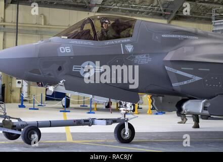 Marines affectés à l'Escadron de chasse marine attaque (VMFA) 121, 3rd Marine Aircraft Wing, déplacer F-35b dans un hangar, le 13 janvier 2017, lors d'un arrêt sur une base commune Elmendorf-Richardson, Alaska, en route vers Iwakuni Marine Corps Air Station, au Japon. VMFA-121 est le premier escadron opérationnel F-35B dans le Corps des Marines, avec son déménagement à 1ère aile d'avion à Iwakuni Marine. Le F-35B a été développé pour remplacer le Corps des Marines F/A-18 Hornet AV-8B Harrier, et EA- 6B Prowler. La version à décollage court atterrissage vertical (STOVL) est un véritable multiplicateur de force. La combinaison unique de furtivité et d'avant-garde Banque D'Images