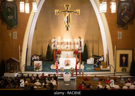 Amis, famille, et les Marines assister à la messe dans la Cathédrale de Simon et Jude à Phoenix pour l'internement de 1969 Médaille d'honneur du Congrès U.S. Marine Corps bénéficiaire Lance Cpl. Jose Francisco Jimenez sur le 17 janvier, 2017. Jimenez, initialement originaire du Mexique, a déménagé avec sa famille à Red Rock, Arizona) quand il avait 10 ans. Jimenez a ensuite la rejoindre le Corps des Marines après avoir obtenu son diplôme en 1968, l'école secondaire avant d'être expédiés au plus tard à la République du Vietnam en février 1969. En août 1969, Jimenez a été tué en action sur réception à titre posthume la Médaille d'honneur pour son courage a Banque D'Images