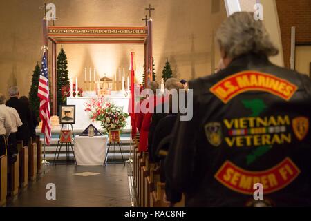 Amis, famille, et les Marines assister à la messe dans la Cathédrale de Simon et Jude à Phoenix pour l'internement de 1969 Médaille d'honneur du Congrès U.S. Marine Corps bénéficiaire Lance Cpl. Jose Francisco Jimenez sur le 17 janvier, 2017. Jimenez, initialement originaire du Mexique, a déménagé avec sa famille à Red Rock, Arizona) quand il avait 10 ans. Jimenez a ensuite la rejoindre le Corps des Marines après avoir obtenu son diplôme en 1968, l'école secondaire avant d'être expédiés au plus tard à la République du Vietnam en février 1969. En août 1969, Jimenez a été tué en action sur réception à titre posthume la Médaille d'honneur pour son courage a Banque D'Images