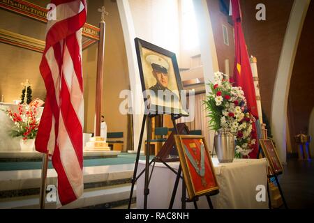 Amis, famille, et les Marines assister à la messe dans la Cathédrale de Simon et Jude à Phoenix pour l'internement de 1969 Médaille d'honneur du Congrès U.S. Marine Corps bénéficiaire Lance Cpl. Jose Francisco Jimenez sur le 17 janvier, 2017. Jimenez, initialement originaire du Mexique, a déménagé avec sa famille à Red Rock, Arizona) quand il avait 10 ans. Jimenez a ensuite la rejoindre le Corps des Marines après avoir obtenu son diplôme en 1968, l'école secondaire avant d'être expédiés au plus tard à la République du Vietnam en février 1969. En août 1969, Jimenez a été tué en action sur réception à titre posthume la Médaille d'honneur pour son courage a Banque D'Images