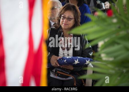 Pilar Jiminez saisit un drapeau américain présenté à elle en l'honneur de son frère, 1969 Médaille d'honneur du Congrès U.S. Marine Corps bénéficiaire Lance Cpl. Jose Francisco Jimenez, lors de l'internement de Jimenez à Phoenix le Jan 17, 2017. Jimenez, initialement originaire du Mexique, a déménagé avec sa famille à Red Rock, Arizona) quand il avait 10 ans. Jimenez a ensuite la rejoindre le Corps des Marines après avoir obtenu son diplôme en 1968, l'école secondaire avant d'être expédiés au plus tard à la République du Vietnam en février 1969. En août 1969, Jimenez a été tué en action sur réception à titre posthume la Médaille d'honneur fo Banque D'Images