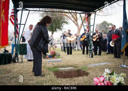 Pilar Jimenez soumission un dernier au revoir à son frère cadet, 1969 Médaille d'honneur du Congrès U.S. Marine Corps bénéficiaire Lance Cpl. Jose Francisco Jimenez, lors de l'internement de Jimenez à Phoenix le Jan 17, 2017. Jimenez, initialement originaire du Mexique, a déménagé avec sa famille à Red Rock, Arizona) quand il avait 10 ans. Jimenez a ensuite la rejoindre le Corps des Marines après avoir obtenu son diplôme en 1968, l'école secondaire avant d'être expédiés au plus tard à la République du Vietnam en février 1969. En août 1969, Jimenez a été tué en action sur réception à titre posthume la Médaille d'honneur pour son courage à acti Banque D'Images