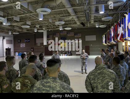 La garde de l'Alaska chargée de soutenir la 58e Inauguration présidentielle recevoir un exposé de leur officier et sous-officier responsable du groupe de travail conjoint à la National Guard armory sur Joint Base Elmendorf-Richardson, Alaska, le 17 janvier 2017. Les gardes sont de 47 l'Alaska l'Army National Guard 297e groupe d'appui régional et l'Alaska Air National Guard's 168e Escadron des Forces de sécurité de l'Escadre et 176e Wing SFS. La garde a quitté JBER pour la région de la capitale nationale, le 18 janvier 2017, où ils seront chargés d'aider les responsables de l'application des lois en prov Banque D'Images