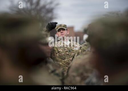 Le Capitaine Dean Court Garretson, de Upper Marlboro, Maryland, quartier général de la réserve de l'armée américaine commandant de compagnie pour la 3e brigade expéditionnaire (transport), les appels des instructions à ses troupes lors d'une pratique mars sur Joint Base Myer-Henderson Hall, Virginia, le 19 janvier pour le prochain défilé d'investiture présidentielle à Washington, D.C. Au cours de répétitions, des soldats de la réserve de l'armée américaine a pratiqué avec des membres du 3e Régiment d'infanterie américaine (la vieille garde), l'armée américaine de la bande de terrain, West Point et la D.C. de la Garde nationale, qui s'élevaient à quelque 500 membres et cadets. Banque D'Images