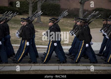 Des soldats du 3e Régiment d'infanterie américaine (la vieille garde) sur mars une pratique parade à Joint Base Myer-Henderson Hall, Virginia, le 19 janvier en prévision de la parade d'investiture présidentielle à Washington, D.C. Au cours de répétitions, des soldats de la réserve de l'armée américaine pratiqué avec les membres de la vieille garde, l'armée américaine de la bande de terrain, West Point et la D.C. de la Garde nationale, qui s'élevaient à quelque 500 membres et cadets. Banque D'Images