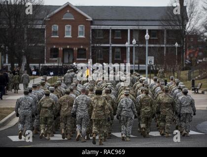 Un groupe d'environ 500 soldats de l'armée américaine et les cadets prennent sur une pratique défilé sur Joint Base Myer-Henderson Hall, Virginia, le 19 janvier pour le prochain défilé d'investiture présidentielle à Washington, D.C. Le défilé était composé de cinq formations pour inclure des soldats de la réserve de l'armée américaine, le 3ème régiment d'infanterie américaine (la vieille garde), l'armée américaine de la bande de terrain, West Point et la garde nationale. Banque D'Images