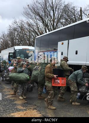 Virginia gardes nationaux à Fort Indiantown Gap, Annville, Pa., préparer à la tête à Washington, D.C. Jan 18, 2017, à l'appui de la 58e Cérémonie d'investiture. Avec environ 7 000 soldats dans tout le pays, environ 1 000 soldats et aviateurs du Commonwealth ont été chargés de missions, notamment la gestion des foules inaugurale, le contrôle de la circulation, les services d'urgence et de communication et fonctions honorifiques. Banque D'Images