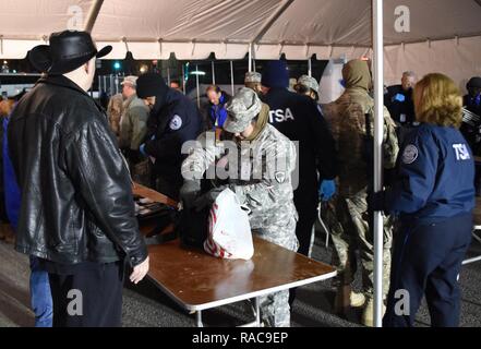 Avec les soldats de la Garde nationale de Caroline du Sud a aidé la Transportation Security Administration avec contrôle de sacs chez les points d'accès au National Mall à l'appui de la 58e Cérémonie d'investiture dans le District de Columbia, le 20 janvier 2017. Environ 30 soldats de la Garde nationale de Caroline du Sud se joignit à plus de 7 500 citoyens-soldats et aviateurs d'environ 40 États et territoires dans la capitale du pays d'apporter son soutien à la 58e Cérémonie d'investiture dans le District de Columbia, le 20 janvier 2017. Le soutien de la Garde nationale, y compris la Caroline du Sud, est à Banque D'Images