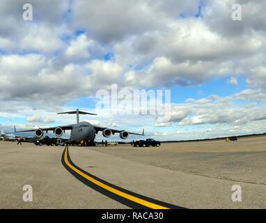 Un U.S. Air Force C-17 Globemaster III, les taxis sur le Joint Base Andrews, dans le Maryland, sur la piste le 18 janvier 2017. Ce Groupe mixte de Force-District Colombie-britannique réception conjointe, mise en scène, l'intégration dans les processus de l'aviateur et les soldats qui arrivent sur Joint Base Andrews à l'appui de la 58e Cérémonie d'investiture. Plus de 7 500 gardes de 44 membres, 3 territoires (Guam, Porto Rico et les Îles Vierges américaines) et D.C. fournissent des fonctions essentielles à l'appui de la 58e Cérémonie d'investiture. Banque D'Images