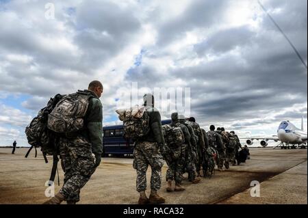 Les membres de la Garde nationale de l'Armée du Mississippi, marcher en direction de l'équipe avant les bus d'Force-District de Colombie-Britannique, mise en scène réception conjointe de l'intégration, le 18 janvier 2017. Le JRSOI et accueille dans-processus d'un membre et les soldats qui arrivent sur Joint Base Andrews, dans le Maryland à l'appui de la 58e Cérémonie d'investiture. Plus de 7 500 gardes de 44 membres, 3 territoires (Guam, Porto Rico et les Îles Vierges américaines) et D.C. fournissent des fonctions essentielles à l'appui de la 58e Cérémonie d'investiture. Banque D'Images