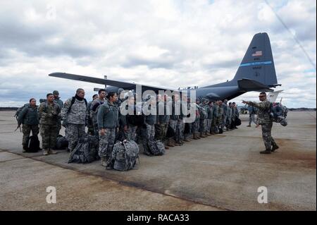 Les membres de la Garde nationale de Porto Rico, est en formation opérationnelle avant d'Force-District Colombie-britannique réception conjointe, mise en scène de l'intégration, le 18 janvier 2017. Le JRSOI et accueille dans-processus d'un membre et les soldats qui arrivent à Joint Base Andrews à l'appui de la 58e Cérémonie d'investiture. Plus de 7 500 gardes de 44 membres, 3 territoires (Guam, Porto Rico et les Îles Vierges américaines) et D.C. fournissent des fonctions essentielles à l'appui de la 58e Cérémonie d'investiture. Banque D'Images