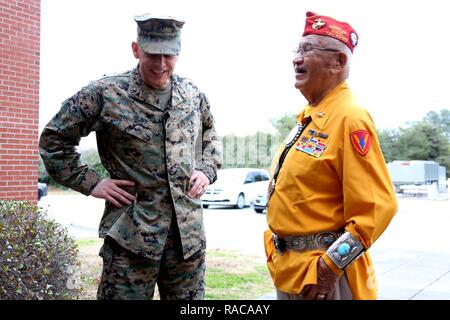 Le brig. Le général Matthew Glavy partage un rire avec Code Talker Thomas Begay Navajo à bord de Marine Corps Air Station Cherry Point, N.C., le 17 janvier 2017. Les deux Glavy Begay et parlé à Marines Marines affectés à l'Escadron 2 de véhicule aérien sans pilote, Marine Aircraft Group 14, 2nd Marine Aircraft Wing, en ce qui concerne le passé, le présent et l'avenir de la Marine Corps. Glavy est la 2ème MAW Commandant général. Banque D'Images