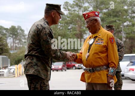 Le brig. Le général Matthew Glavy donne une pièce de défi Code Talker Thomas Begay Navajo à bord de Marine Corps Air Station Cherry Point, N.C., le 17 janvier 2017. Les deux Glavy Begay et parlé à Marines Marines affectés à l'Escadron 2 de véhicule aérien sans pilote, Marine Aircraft Group 14, 2nd Marine Aircraft Wing, en ce qui concerne le passé, le présent et l'avenir de la Marine Corps. Glavy est la 2ème MAW Commandant général. Banque D'Images