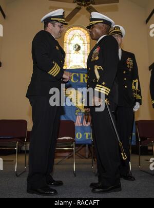 SAN DIEGO (janv. 20, 2017) Le Capitaine Matthew J. Harrison, commodore, navire de combat littoral (Escadron) LCSRON 1, présente la Médaille du service méritoire à la Corvette. Christopher A. Brown, commandant sortant, combat littoral ship (LCS) 101 de l'équipage, au cours d'une cérémonie de passation de commandement de la base navale de San Diego. Banque D'Images