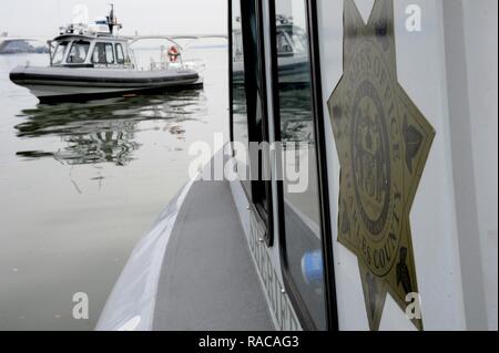 Les équipages de bateaux de Charles County Sheriff's Office et Maryland Ressources naturelles patrouille de police de la rivière Potomac, près de Washington, D.C., le 20 janvier 2017. L'état et les organismes locaux de toute la région métropolitaine de Washington ont participé à des opérations de sécurité à l'appui de la 58e Cérémonie d'investiture. Banque D'Images