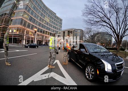 Les soldats de l'Army National Guard Delaware New York et de la Garde nationale de l'Armée de mener des opérations de contrôle de la circulation au cours de la 58e Cérémonie d'investiture à Washington, D.C., le 20 janvier 2017. La Garde nationale a fourni plusieurs fonctions stratégiques à l'appui de l'inauguration, y compris la gestion des foules, le contrôle de la circulation, les services d'urgence, de la logistique, rituelles et de marcher. Banque D'Images