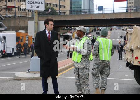 Un soldat affecté à la Garde nationale d'armée Delaware's 153e Compagnie de Police militaire parle avec un civil au cours de la 58e Cérémonie d'investiture à Washington, D.C., le 20 janvier 2017. La Garde nationale a fourni plusieurs fonctions stratégiques à l'appui de l'inauguration, y compris la gestion des foules, le contrôle de la circulation, les services d'urgence, de la logistique, rituelles et de marcher. Banque D'Images