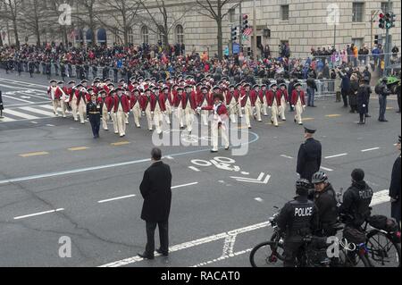 La Vieille Garde Fife and Drum Corps Troisième United States Army Infantry (la vieille garde) participer à la parade inaugurale du 45e Président Donald J. Trump. Plus de 5 000 membres de toutes les branches des forces armées des États-Unis, y compris les réserves et les composants de la Garde nationale, à condition que l'appui de cérémonie et l'appui de la défense aux autorités civiles au cours de la première période. Banque D'Images