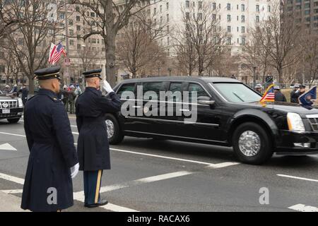 Soldats affectés à la 3e Régiment d'infanterie des États-Unis (la vieille garde) saluer le cortège présidentiel lors de l'inauguration, à Washington, D.C., 20 janvier, 2017. Plus de 50 000 militaires dans toutes les branches des forces armées des États-Unis, y compris les réserves et les composants de la Garde nationale, à condition que l'appui de cérémonie et l'appui de la défense aux autorités civiles au cours de la première période. Banque D'Images