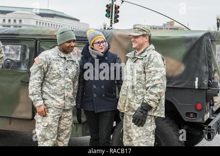 La CPS. André Questel de Baltimore, au Maryland et PV2 Bradley Donahue de Rising Sun, Md., les sapeurs de combat assignées à la 253e compagnie du génie, du Maryland, de la Garde nationale sont remerciés par un membre du public pour leur service, à Washington D.C., le 20 janvier 2017. Les soldats se tenaient à un point d'accès afin d'orienter les personnes à qui s'adresser l'entrée et à la sortie du festivités inaugurales, lors de la 58e Cérémonie d'investiture où Donald J. Trump est devenu le 45e président des États-Unis. 7 500 gardes nationaux de 44 États, les trois territoires et le District de Columbia affecté à Banque D'Images