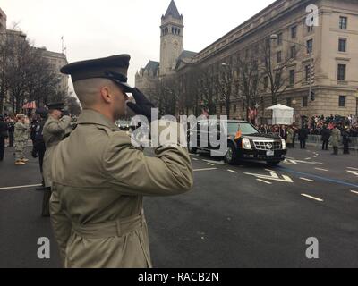 U.S. Marine Corps Capitaine Anthony Ramsey avec le Centre des opérations d'information du Corps des marines, Marine Corps Base Quantico, en Virginie, salue le cortège présidentiel lors de la 58e parade inaugurale présidentielle à Washington, D.C., le 20 janvier 2017. Plus de 5 000 membres de toutes les branches des forces armées des États-Unis, y compris les réserves et les composants de la Garde nationale, à condition que l'appui de cérémonie et l'appui de la défense aux autorités civiles au cours de la première période. Banque D'Images