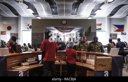 Le brig. Le général Kenneth H. Moore, commandant adjoint de l'Afrique de l'armée américaine vérifie dans l'office de dîner avec les membres de la réserve de l'armée au cours de sa visite au Camp Lemonnier, Djibouti, le 16 janvier 2017. Le brig. Le général Moore a rencontré les réservistes de l'armée pour discuter de l'objectif de la mission globale de l'Armée de terre sur le continent de l'Afrique. Banque D'Images