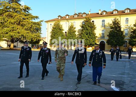 (De gauche), Col Pietro Carrozza, Carabinieri AC Chef de plans et de police militaire, Brig. Le général Giovanni Pietro Barbano, Centre d'excellence pour les unités de police de stabilité (COESPU) directeur, le Lieutenant-général Charles D. Luckey, général commandant la réserve de l'armée américaine, le lieutenant commande Gen Vincenzo Coppola, général commandant la "Carabinieri" Palidoro et unités mobiles spécialisées, de l'armée américaine le Colonel Darius S. Gallegos, CoESPU directeur adjoint pendant une visite au Centre d'excellence pour les unités de police de stabilité (COESPU) Vicenza, Italie, 20 janvier 2017. Banque D'Images