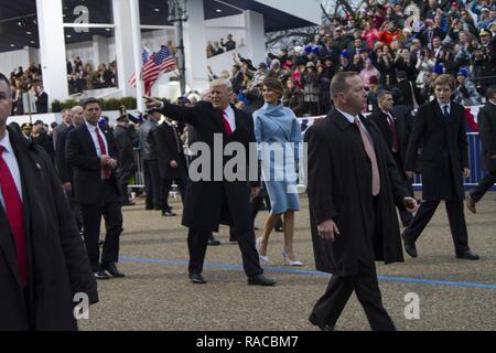 Président des États-Unis, Donald J. Trump, reconnaît ses partisans comme il fait son chemin le long de Pennsylvania Avenue au cours de la 58e parade inaugurale présidentielle à Washington, D.C., le 20 janvier 2017. Le président Trump a été officiellement prêté serment en tant que 45e Président des Etats-Unis lors d'une cérémonie au Capitole, plus tôt dans la journée. Banque D'Images