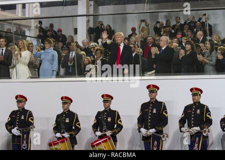 Les membres de l'United States Army Band, la propre "Pershing", jouer en face de la tribune du Président le long de Pennsylvania Avenue pendant la Parade inaugurale présidentielle à Washington, D.C., le 20 janvier 2017. Au cours de la 58e parade inaugurale présidentielle, des soldats de l'infanterie américaine 3d (Régiment de la vieille garde) ont continué leur longue tradition de soutien de cérémonie utilisant des éléments de la batterie Salut présidentiel, l'armée américaine Old Guard Fife and Drum Corps, l'armée américaine Caisson peloton, Compagnie de la garde d'honneur, et le Color Guard pour commémorer le 45e président des St Banque D'Images