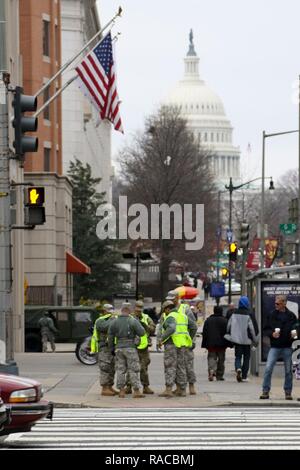 Les soldats de la Garde nationale d'armée du Maryland du 244th Engineer Company se réunissent à un point de contrôle de la circulation dans la région de Washington D.C., le 20 janvier, 2017. Les soldats ont aidé à diriger la circulation et admis les véhicules d'urgence obtenir par intersections plus efficacement. Plus de 400 membres de la Garde nationale Maryland aident à la surveillance des points de contrôle et facilitant les mouvements de foule, ainsi que contribuer à la communication et à la sécurité informatique pour la 58e Cérémonie d'investiture. Banque D'Images