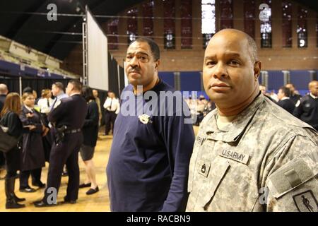 Le sergent de l'armée américaine. 1re classe Frazer-Sinclair Earlito, chef de la direction de l'information et de maîtriser le Sgt. Rodney Spencer, de l'installation et la planification du programme manager, District de Columbia National Guard watch l'assermentation des agents de police à Washington, D.C. le 19 janvier 2017. Le Département de la Police Métropolitaine a tenu une cérémonie d'assermentation des agents de police de plusieurs membres à l'Armory DC à l'appui de la 58e Cérémonie d'investiture, Jan.20. (Garde nationale Banque D'Images