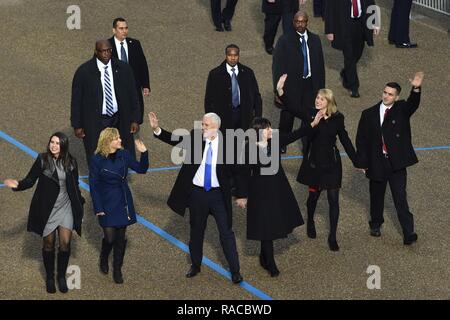 Vice-président Michael R. Pence et sa famille vague à la foule tout en descendant Pennsylvania Avenue pendant la parade inaugurale à Washington, D.C., le 20 janvier 2017. Plus de 5 000 membres à l'échelle de toutes les branches des forces armées des États-Unis, y compris les réserves et les composants de la Garde nationale, à condition que l'appui de cérémonie et l'appui de la défense aux autorités civiles au cours de la première période. Banque D'Images