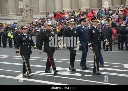 Le général Bradley Becker, la force opérationnelle de la capitale nationale, Force-National, commandant de la FOI-RCN conduit les commandants de composante au cours de la 58e Cérémonie d'investiture à la Navy Memorial sur Pennsylvania Avenue, Washington, D.C., le 20 janvier 2017. Plus de 5 000 membres de toutes les branches des forces armées des États-Unis, y compris les réserves et les composants de la Garde nationale, à condition que l'appui de cérémonie et l'appui de la défense aux autorités civiles au cours de la première période. Banque D'Images