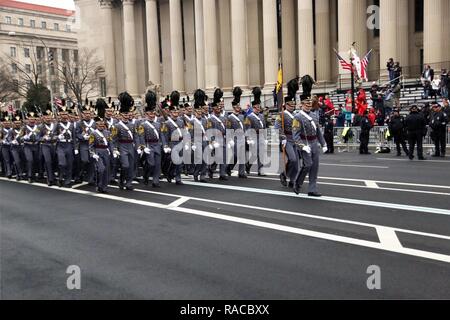 L'Académie militaire des États-Unis à la 58e marche à l'investiture présidentielle Navy Memorial sur Pennsylvania Avenue, Washington, D.C., le 20 janvier 2017. Plus de 5 000 membres de toutes les branches des forces armées des États-Unis, y compris les réserves et les composants de la Garde nationale, à condition que l'appui de cérémonie et l'appui de la défense aux autorités civiles au cours de la première période. Banque D'Images