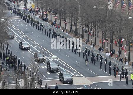 Le cortège présidentiel se déplace vers le bas Pennsylvania Avenue vers le Capitole à Washington, D.C., le 20 janvier 2017, avant l'inauguration de Donald J. Trump comme le 45e président des États-Unis. Plus de 5 000 membres de toutes les branches des forces armées des États-Unis, y compris les réserves et les composants de la Garde nationale, à condition que l'appui de cérémonie et l'appui de la défense aux autorités civiles au cours de la première période. Banque D'Images