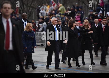 Vice-président Michael R. Pence, et son épouse Mme Karen Pence, descendre Pennsylvania Avenue au cours de la 58e parade inaugurale à Washington, D.C., le 20 janvier 2017. Plus de 5 000 membres de toutes les branches des forces armées des États-Unis, y compris les réserves et les composants de la Garde nationale, à condition que l'appui de cérémonie et l'appui de la défense aux autorités civiles au cours de la première période. Banque D'Images