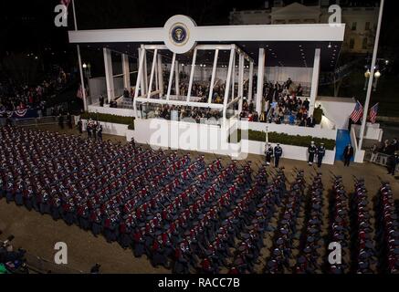 Une mer de rouge et gris produit le long de Pennsylvania Avenue que le Virginia Military Institute de Corps des cadets depuis les marches de la Maison Blanche stand de révision lors de la 58e parade l'inauguration présidentielle, le 20 janvier 2017. La dernière et la plus importante des unités défilant dans la parade, la VMI cadets ont joué un rôle dans des cérémonies inaugurale depuis 1909. Plus de 5 000 membres de toutes les branches des forces armées des États-Unis, y compris les réserves et les composants de la Garde nationale, à condition que l'appui de cérémonie et l'appui de la défense aux autorités civiles au cours de la première période. Banque D'Images