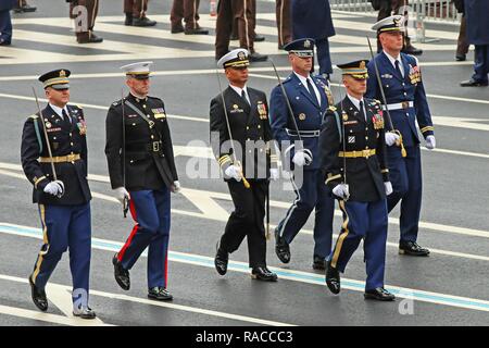 Joint Task Force - Région de la capitale nationale les commandants de composante Pennsylvania Avenue en mars lors de la 58e Cérémonie d'investiture à Washington, D.C., le 20 janvier 2017. Le personnel militaire affecté à la Force opérationnelle - Région de la capitale nationale a fourni un soutien et de cérémonie militaire l'appui de la défense aux autorités civiles au cours de la première période. Banque D'Images