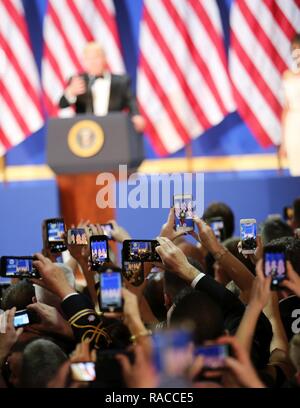 Les membres de photographier le président Donald J. Tump pendant qu'il parle à l'Hommage à nos forces armées Ball au National Building Museum, Washington, D.C., le 20 janvier 2017. L'événement, l'une des trois balles officielles tenues à l'occasion de la 58e Cérémonie d'investiture, a rendu hommage aux membres de toutes les branches des forces armées des États-Unis, ainsi que les premiers intervenants et le personnel d'urgence. Banque D'Images