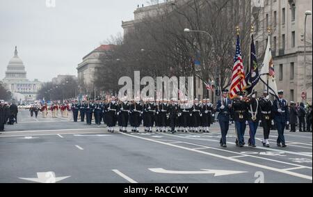 Des soldats du Régiment d'infanterie américain 3d (la vieille garde) et servicemembers du ministère de la Défense en mars la 58e parade inaugurale présidentielle à Washington D.C., le 20 janvier 2017. Le personnel des Forces armées des États-Unis de fournir un appui à la 58e cérémonie inaugurale présidentielle au cours de la première période. Ce soutien comprend les éléments des unités, en marchant, la couleur des gardes, saluer les piles et les cordons d'honneur, qui rendent les honneurs de cérémonie à la commandante en chef. Banque D'Images