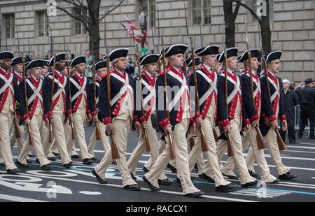 L'Armée de couleur de la Garde côtière continentale d 3e Régiment d'infanterie des États-Unis (la vieille garde) participer à la 58e parade inaugurale présidentielle à Washington D.C., le 20 janvier 2017. L'armée américaine a participé à cette importante tradition américaine depuis le 30 avril 1789. Banque D'Images