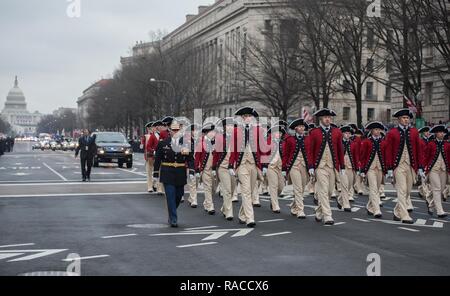 L'Armée de couleur de la Garde côtière continentale d 3e Régiment d'infanterie des États-Unis (la vieille garde) participer à la 58e parade inaugurale présidentielle à Washington D.C., le 20 janvier 2017. L'armée américaine a participé à cette importante tradition américaine depuis le 30 avril 1789. Banque D'Images