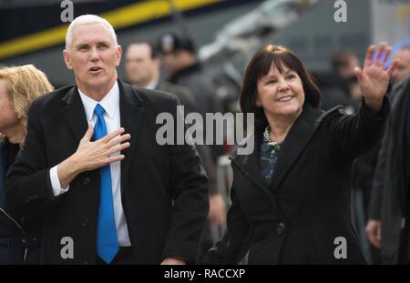 Le deuxième vice-président Pence et Dame à pied passer le défilé inaugural stand de révision dans la 58e parade inaugurale présidentielle à Washington D.C., le 20 janvier 2017. Le personnel des Forces armées des États-Unis de fournir un appui à la 58e cérémonie inaugurale présidentielle au cours de la première période. Ce soutien comprend les éléments des unités, en marchant, la couleur des gardes, saluer les piles et les cordons d'honneur, qui rendent les honneurs de cérémonie à la commandante en chef. Banque D'Images