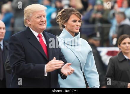 Trump Président et la Première Dame à pied passer le défilé inaugural stand de révision dans la 58e parade inaugurale présidentielle à Washington D.C., le 20 janvier 2017. Le personnel des Forces armées des États-Unis de fournir un appui à la 58e cérémonie inaugurale présidentielle au cours de la première période. Ce soutien comprend les éléments des unités, en marchant, la couleur des gardes, saluer les piles et les cordons d'honneur, qui rendent les honneurs de cérémonie à la commandante en chef. Banque D'Images