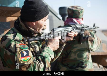 Un soldat peshmergas fournit la sécurité lors d'une opérations militaires en terrain urbain scénario au Camp d'entraînement des Tigres noirs, l'Iraq, le 19 janvier 2017. Formateurs néerlandais et norvégien chargé les soldats peshmergas dans le cadre de la Combined Joint Task Force - Fonctionnement résoudre inhérent à la mission de renforcer les capacités des partenaires dédié à la formation des forces de sécurité iraquiennes. Les GFIM-OIR est la Coalition mondiale pour vaincre ISIL en Iraq et en Syrie. Banque D'Images